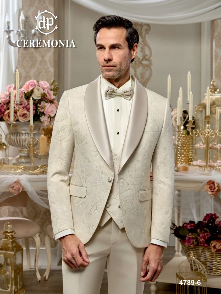 traje de hombre beige para boda
smoking para hombres morenos
trajes de gala para hombres morenos
traje de novio beige