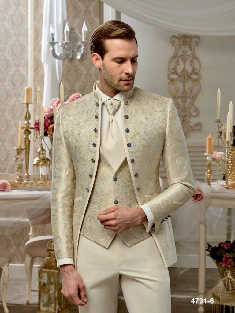 traje novio beige
traje de hombre beige para boda
smoking para hombres morenos
trajes de gala para hombres morenos
traje de novio beige